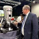 El candidato paródico Count Binface planta cara a Nigel Farage en las elecciones del Reino Unido.