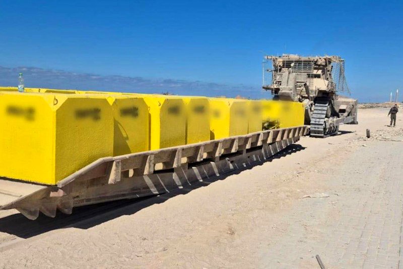 El ejército israelí instala bloques de hormigón de la Línea Amarilla, que delimita la zona ocupada de Gaza. Octubre de 2025.