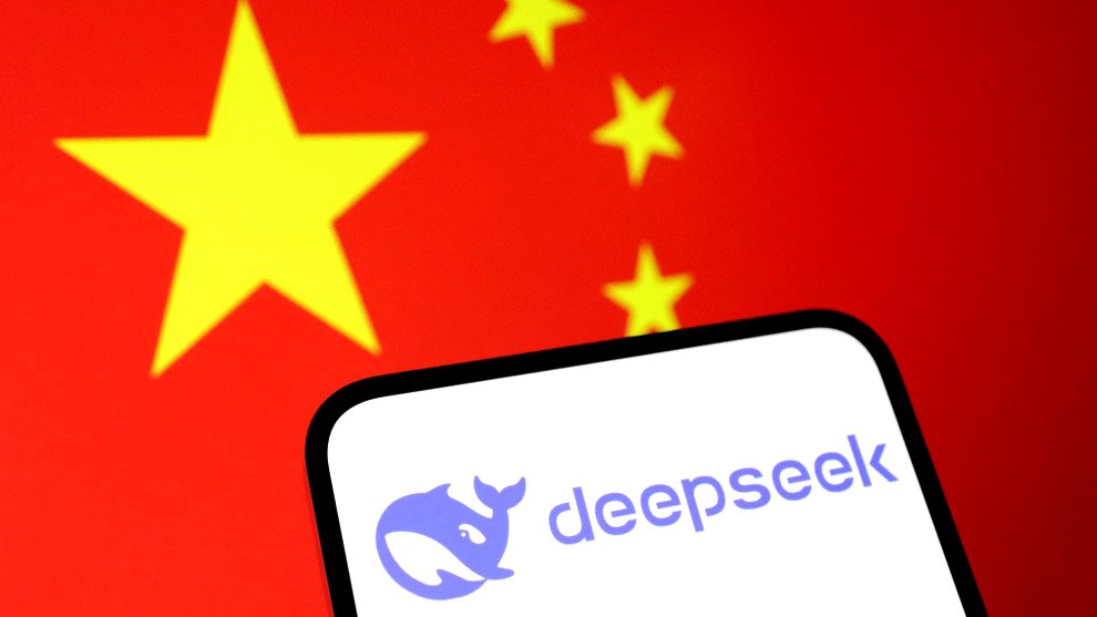 El logo de la aplicación de inteligencia artificial Deepseek en un smartphone sobre la bandera china.