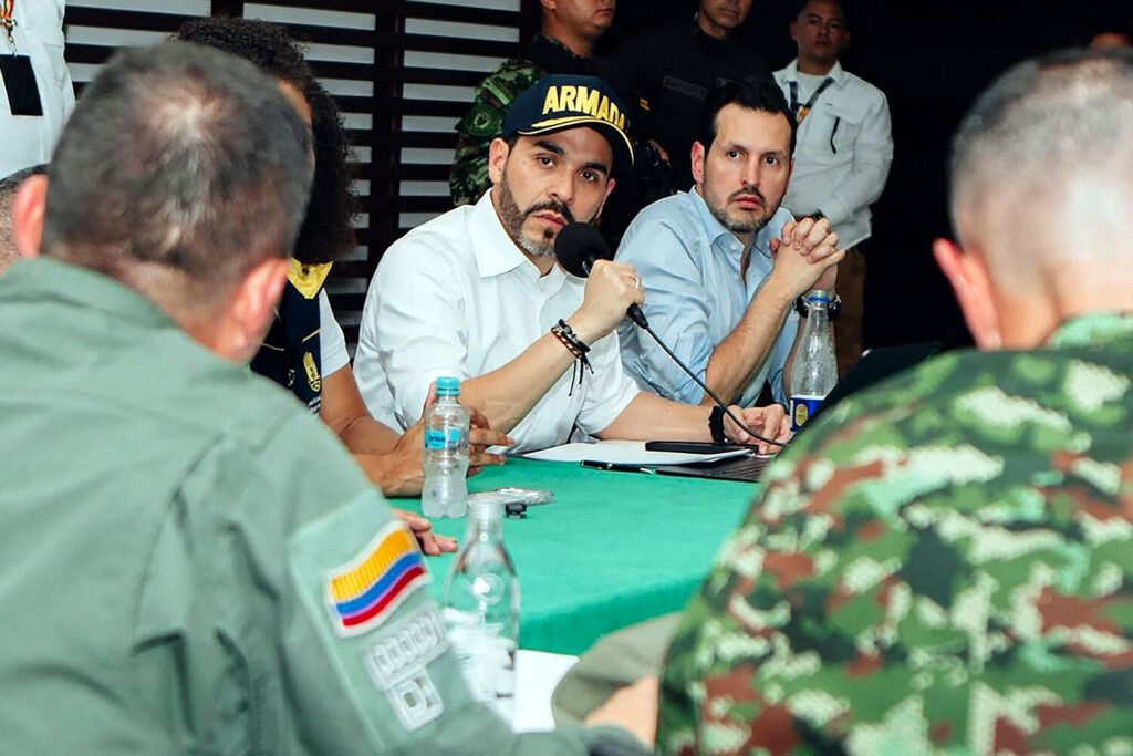 El presidente colombiano Abelardo de la Espriella durante un encuentro con las fuerzas armadas para coordinar las labores tras el terremoto.