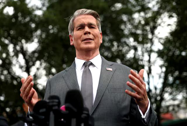 El secretario del Tesoro de Estados Unidos, Scott Bessent, habla con periodistas en la Casa Blanca en Washington, D.C., EE. UU., el 20 de agosto de 2026.