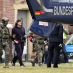 El sospechoso ucraniano Serhij K. y agentes de policía alemana frente al Tribunal Federal de Justicia de Karlsruhe.