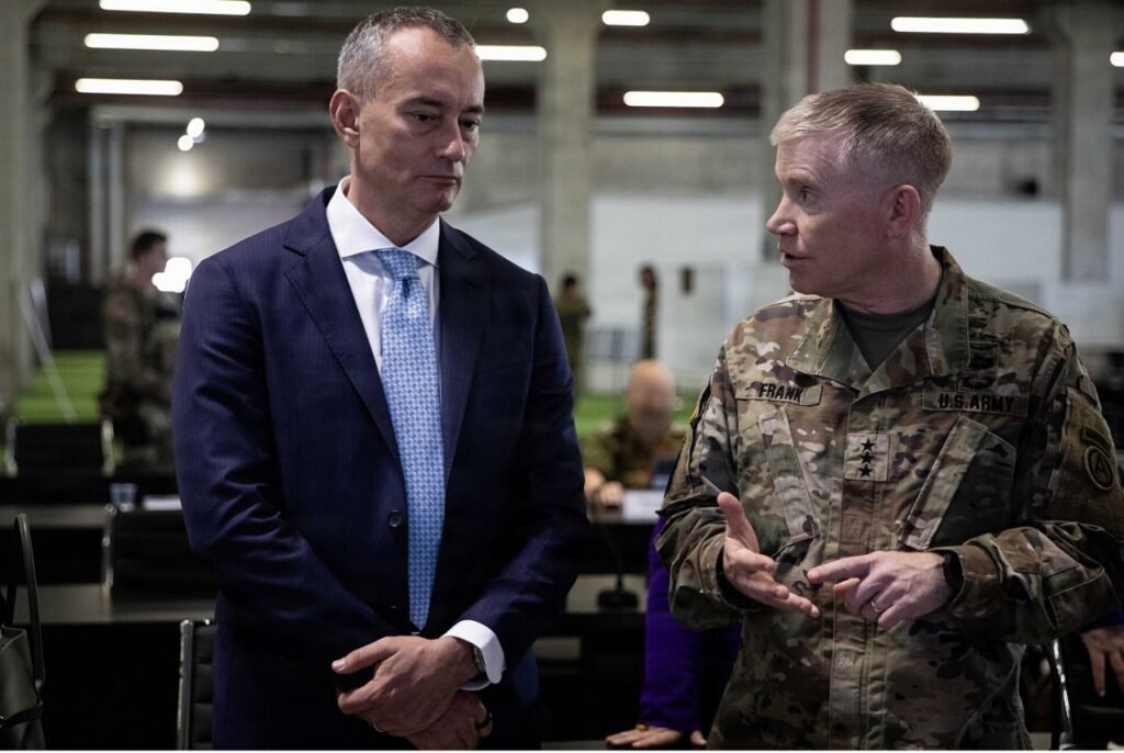 El teniente general del Ejército de EE. UU., Patrick Frank, comandante del Comando Central del Ejército de EE. UU., informa a Nickolay Mladenov, Alto Representante para la Administración de Gaza y miembro de la Junta Ejecutiva de la Junta de Paz, en el Centro de Coordinación Cívico-Militar en Kiryat Gat, el 27 de enero de 2026.