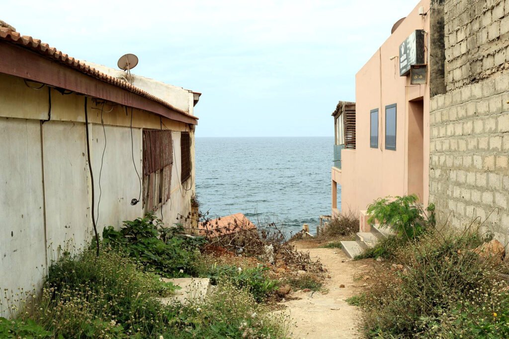 Estampa característica entre la zona entre Ngor y Almadies, donde para ver el mar hay que sortear los edificios de la costa.
