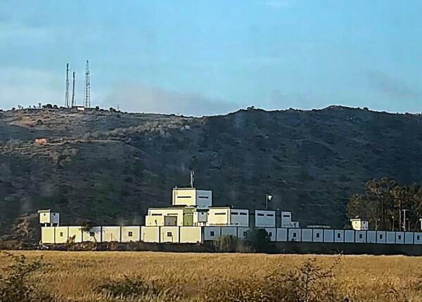 Estructura militar argelina construida junto a la frontera. Fotografía de Álvaro Valladares.