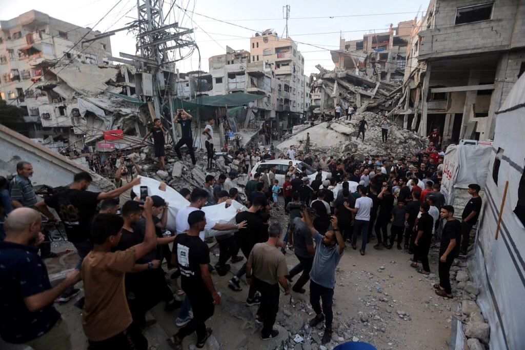 Familiares y amigos transportan los cuerpos de una familia de cinco miembros que murieron en un ataque aéreo israelí en la ciudad de Gaza, el 18 de julio de 2026.