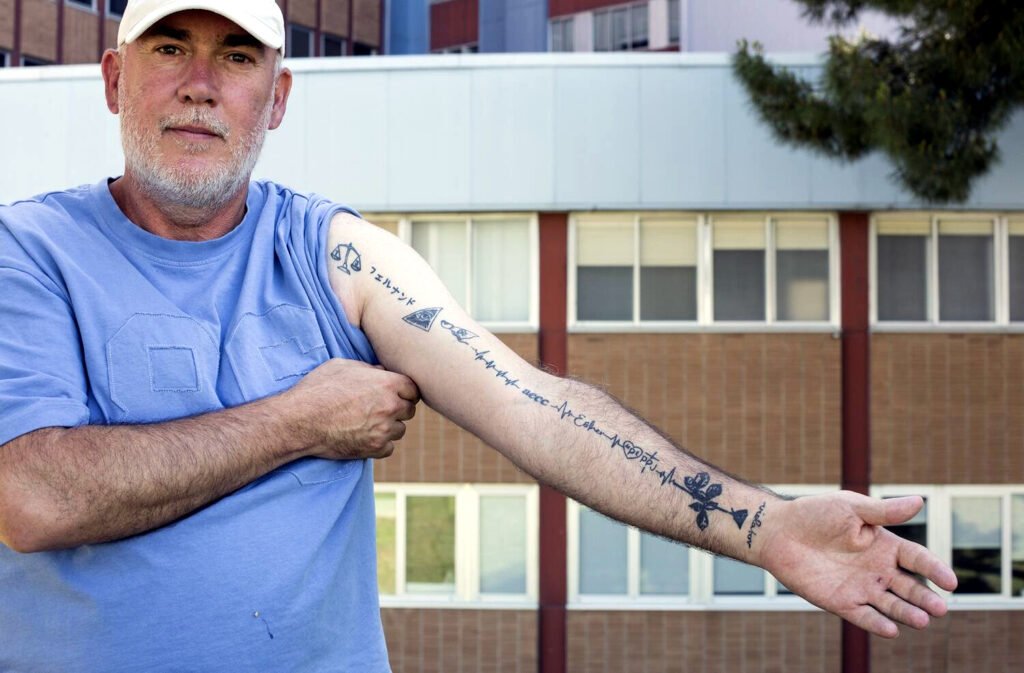 Fernando muestra el tatuaje en su brazo donde registra los momentos más significativos de su vida. Fotografía de Elvira Megías.