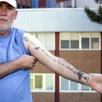 Fernando muestra el tatuaje en su brazo donde registra los momentos más significativos de su vida. Fotografía de Elvira Megías.
