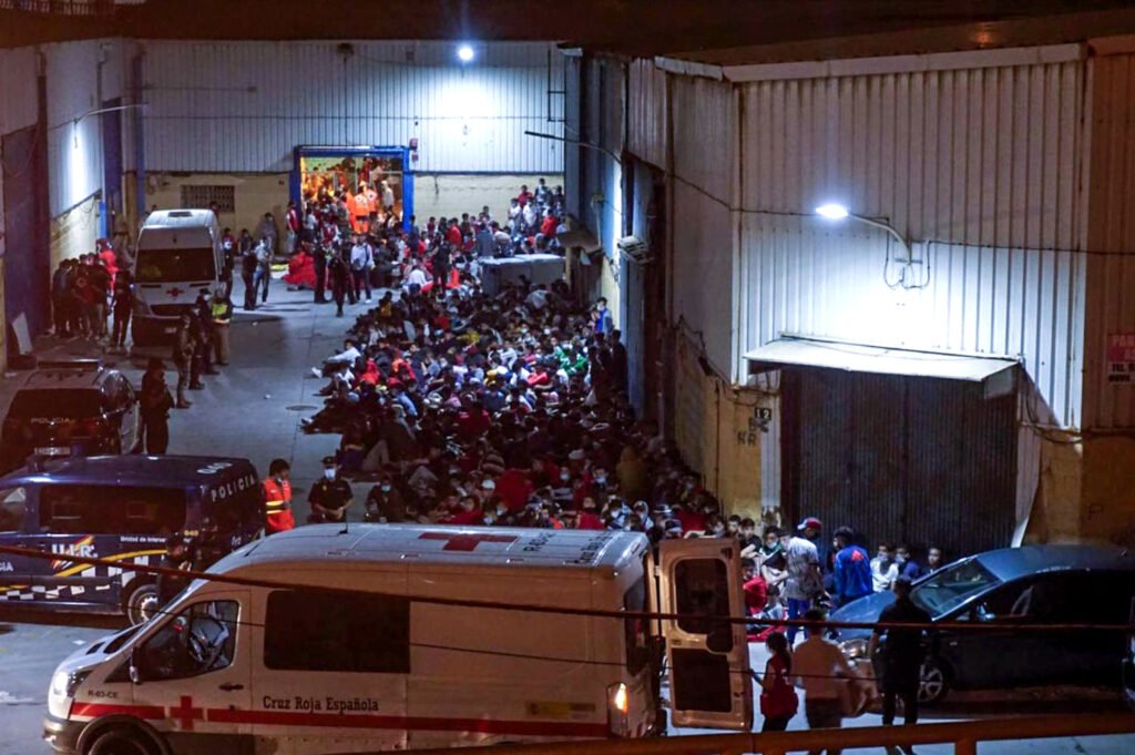 Hacinamiento de personas llegadas a nado a Ceuta en 2021.