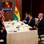 Imagen compartida por Nadia Beller en sus redes sociales en la que se ve a Cerimedo (primero por la derecha) sentado junto al presidente de Bolivia, Rodrigo Paz, en marzo de 2026.