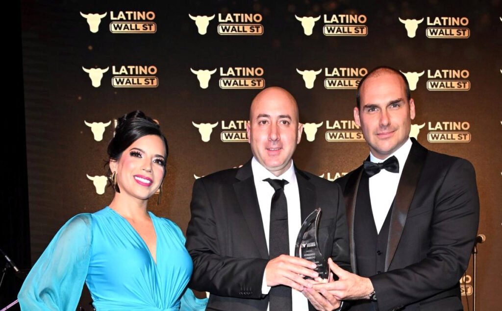 Imagen compartida en redes por Cerimedo en la Gala Hispana en Mar-A-Lago tras recibir el premio al consultor politico del año, en febrero de 2026.