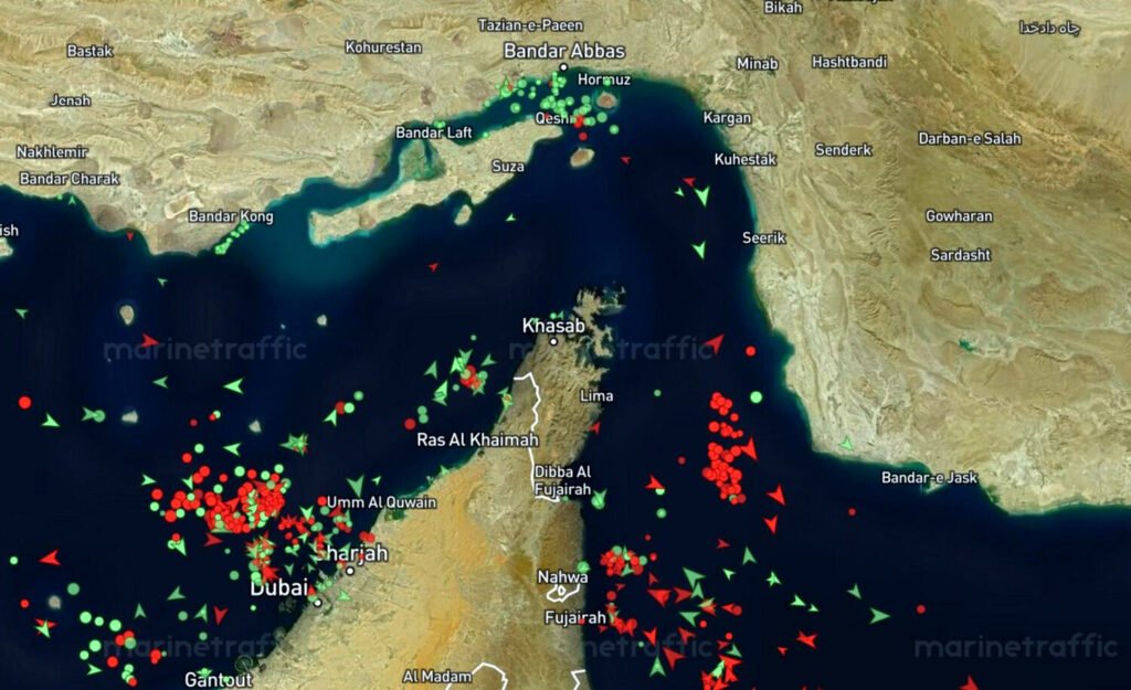 Imagen de satélite del Estrecho de Ormuz con los cargueros en color verde y los tanqueros de petróleo y gas en rojo, 23 de marzo.