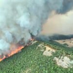 Incendio en la Jacetania (Huesca), al fondo a la derecha se puede ver el monasterio de San Juan de la Peña, y muy cerca ya el fuego.