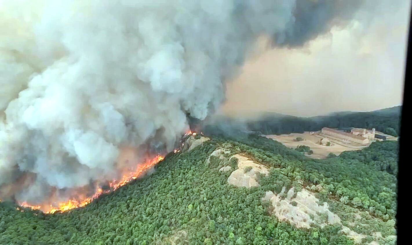 El megaincendio de Las Peñas de Riglos arrasa 10.000 hectáreas y amenaza el patrimonio aragonés