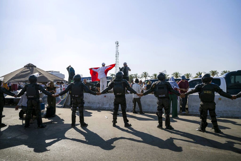 Integrantes de la Marcha Global a Gaza bloqueados en un control de carretera en Egipto. La movilización pacífica internacional de miles de activistas de más de 50 países intentó llegar caminando hasta el paso fronterizo de Rafah desde Egipto en junio de 2025, para exigir el fin del bloqueo y la entrega de ayuda humanitaria. Álvaro Minguito.