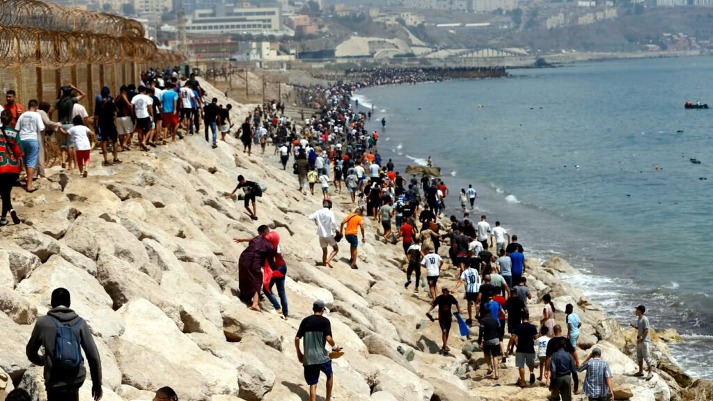 La Guardia Civil detecta a agentes de inteligencia de Marruecos entre los migrantes que se colaron en Ceuta.