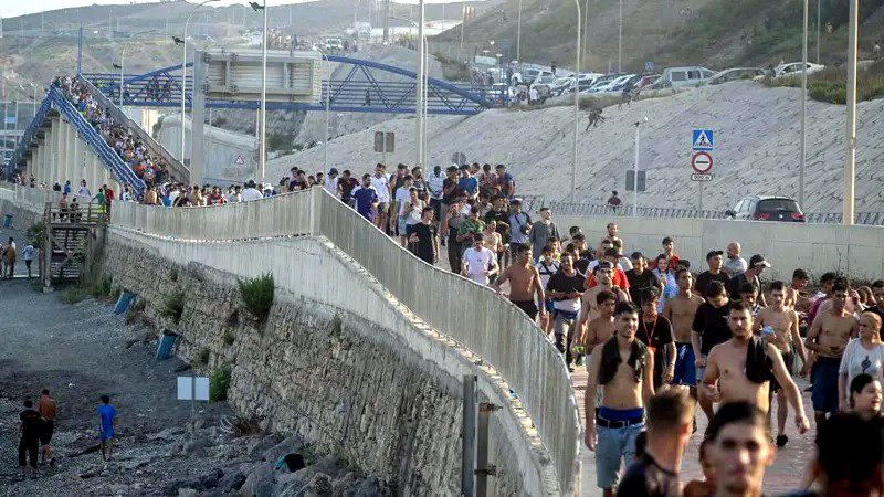 La afluencia de migrantes a Ceuta supone un quebradero de cabeza diplomático para España.