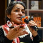 La autora Susan Abulhawa hablando en Filadelfia, Pensilvania, en febrero de 2024.