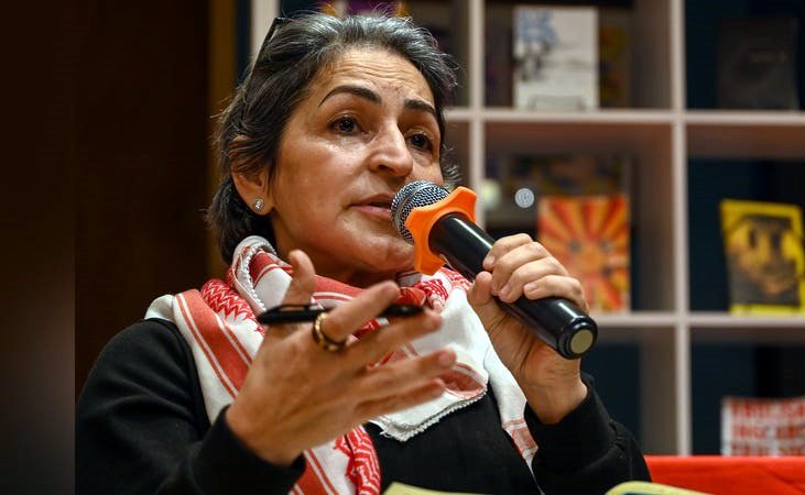 La autora Susan Abulhawa hablando en Filadelfia, Pensilvania, en febrero de 2024.