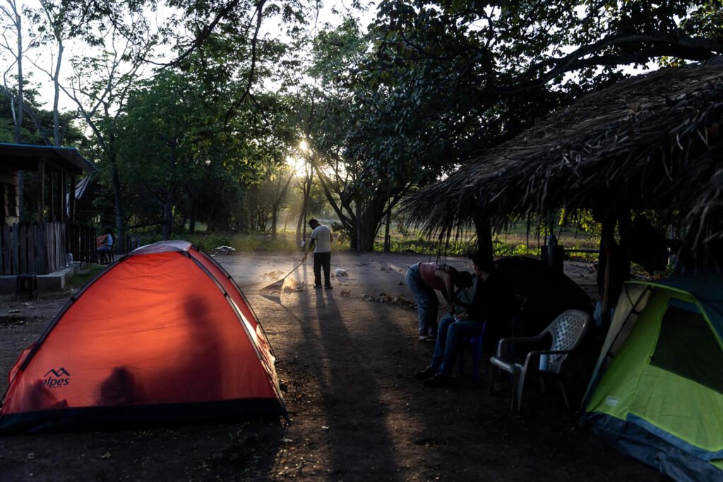 La comunidad de la finca de la Libertad del TECAM de la Serranía del Perijá y el Valle del Río César. y el campamento de la caravana de REHER.