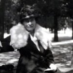 La escritora estadounidense Willa Cather en París en 1920.