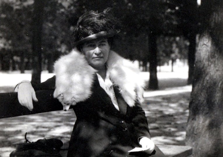 La escritora estadounidense Willa Cather en París en 1920.
