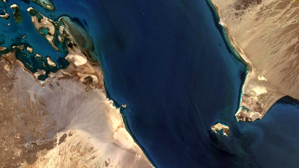 La posibilidad de un bloqueo del estrecho de Bab el-Mandeb, sumado al de Ormuz, complicaría gravemente la situación del comercio mundial.