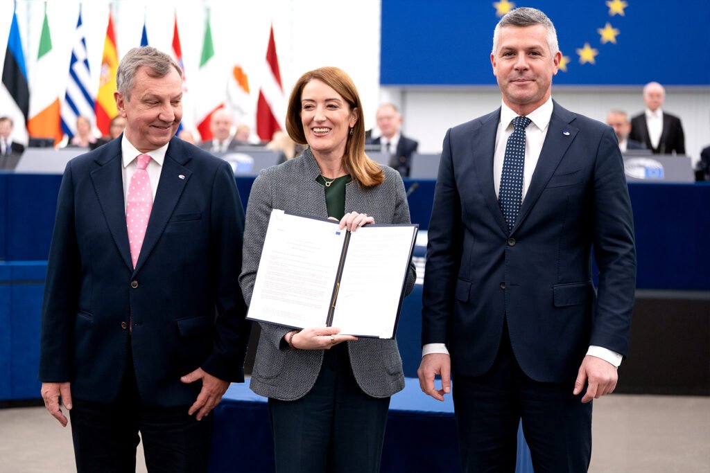 La presidenta del Parlamento Europeo, Roberta Metsola, promulgó el presupuesto de la UE para 2026, tras su aprobación en el hemiciclo de Estrasburgo.