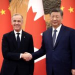 Los mandatarios canadienses y chino, Mark Carney y Xi Jinping, en la firma de un nuevo acuerdo comercial en Pekin.