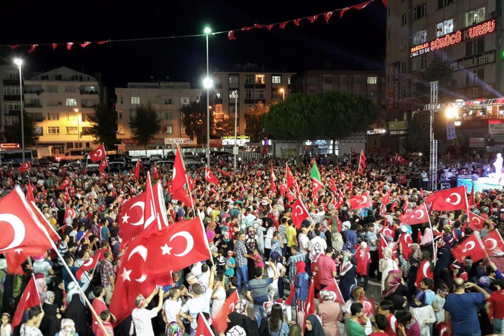 Manifestantes antigolpistas después del intento de golpe de Estado turco del 15 de julio de 2016 en Bağcılar, Estambul, Turquía.