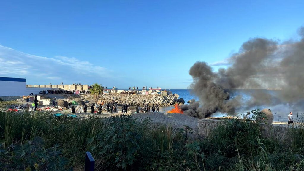 Manifestantes ceutíes incendian chabolas de migrantes.