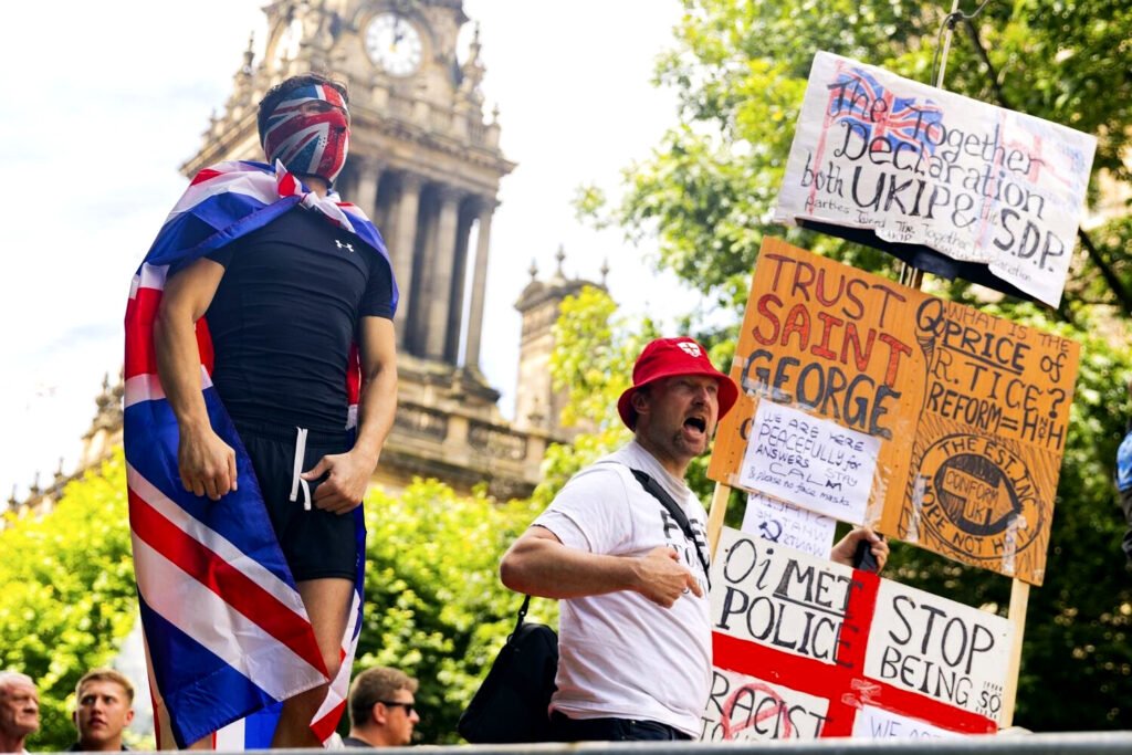 Manifestantes de extrema derecha con el Ayuntamiento de Leeds al fondo, mientras manifestantes tanto de izquierdas como de derechas se reunían en Leeds. La derecha marchó brevemente por el centro de Leeds y se produjo una detención.