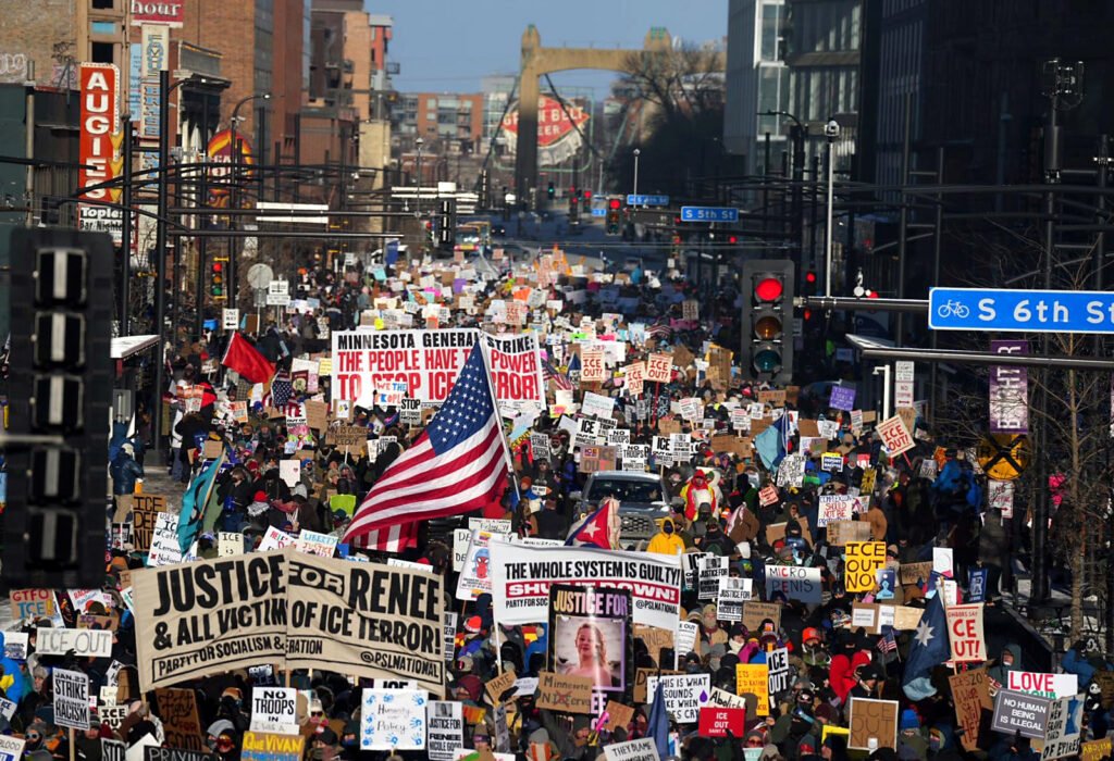 Manifestantes protestan contra el ICE en el centro de Minneapolis, Minnesota, el viernes 23 de enero.