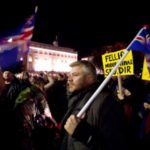 Manifestantes se congregan frente al Parlamento islandés mientras miles de personas protestan por la incapacidad del gobierno para gestionar la actual crisis financiera del país en Reikiavik, Islandia.