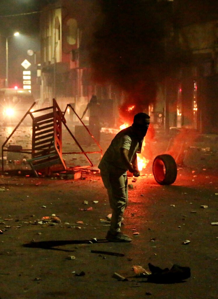 Manifestantes tunecinos marchan tras el hundimiento de una embarcación de migrantes que causó la muerte de varios de ellos.