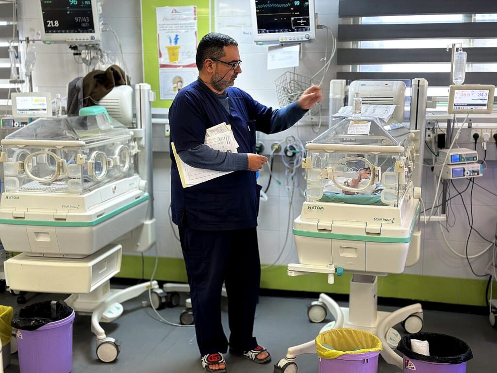 Médicos y personal sanitario del Hospital Al-Nasser atienden a varios bebés que sufren hipotermia, Khan Younis, Franja de Gaza, 18 de diciembre de 2025.