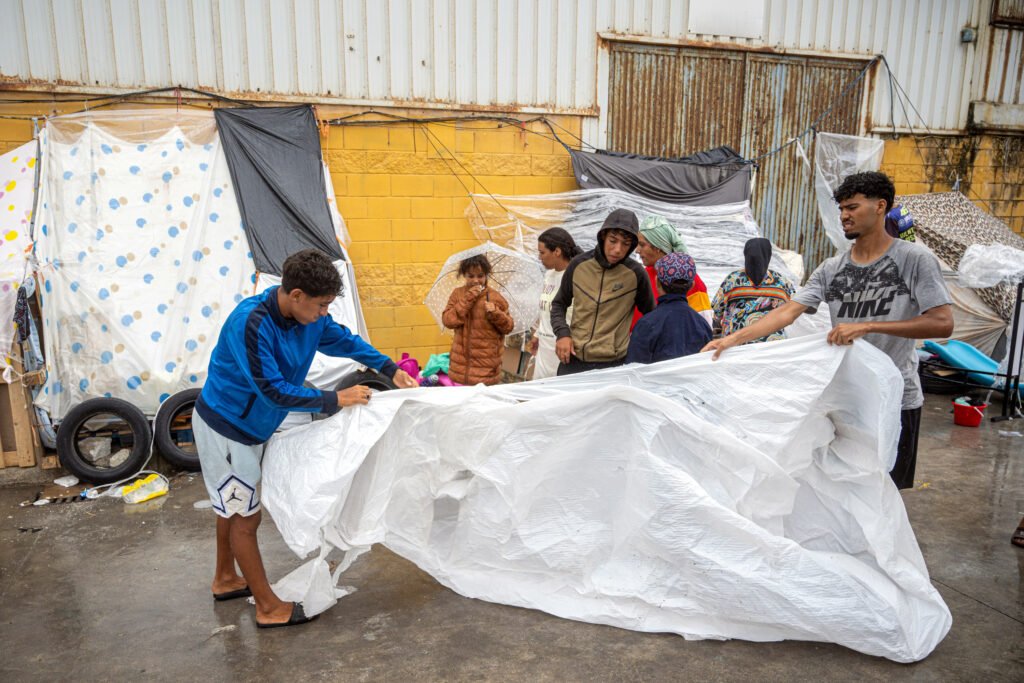 Migrantes acampados en las naves del Tarajal.