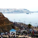 Migrantes esperan para cruzar al enclave español de Ceuta, desde el lado marroquí de la frontera en Fnideq, Marruecos, 31 de julio de 2026.