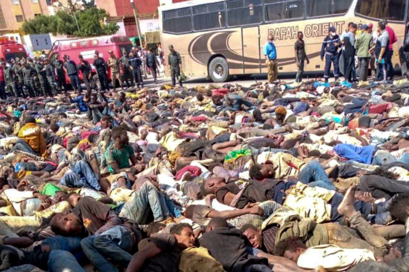 Migrantes retenidos por las fuerzas de seguridad marroquíes junto a la valla de Melilla.