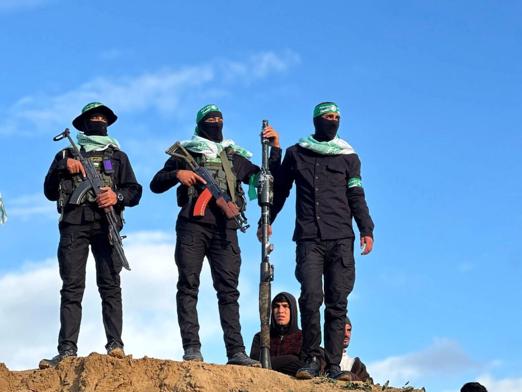 Milicianos de Hamás hacen gala de su fuerza durante la entrega de los cuerpos de los rehenes a la Cruz Roja en Khan Younis, al sur de Gaza, el 20 de febrero de 2025.