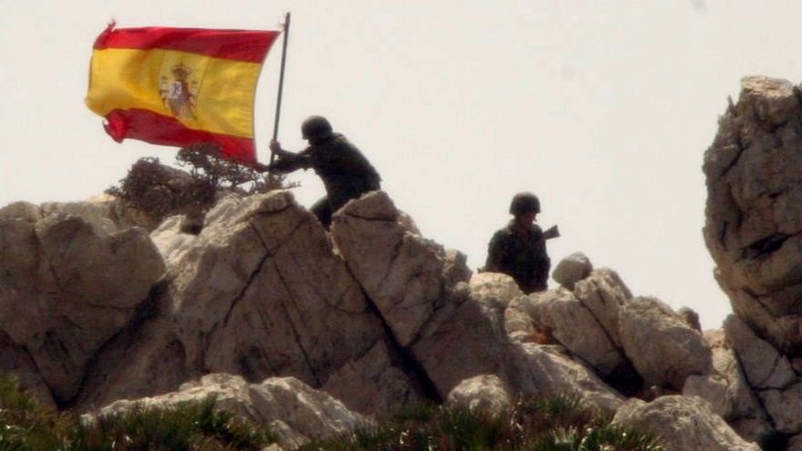 Militares españoles colocan la bandera del país en la isla de Perejil tras la crisis.
