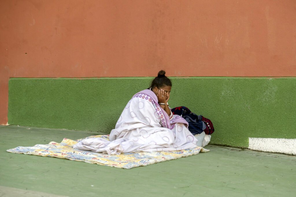 Mujer migrante en Ceuta, reubicada en el campo de fútbol del colegio Reina Sofía.