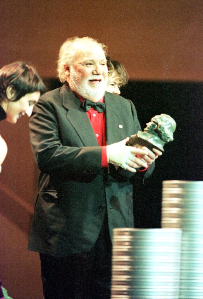 Paco Rabal recibiendo un premio Goya.
