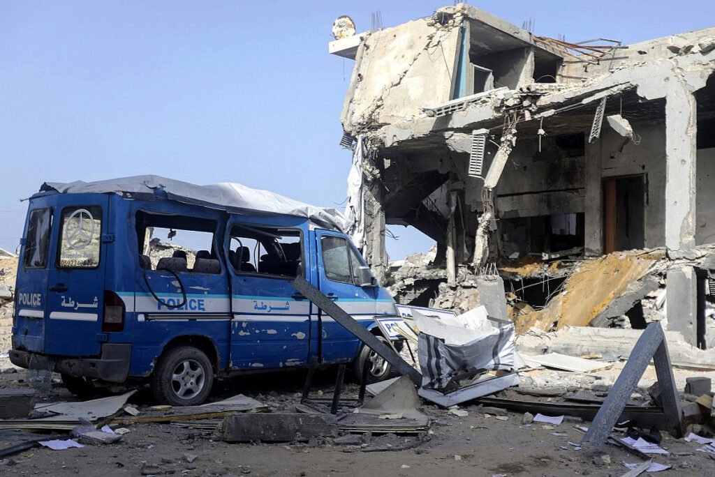 Palestinos inspeccionan el lugar de un ataque israelí contra una comisaría en el barrio de Sheikh Radwan, en la ciudad de Gaza, el 31 de enero de 2026.