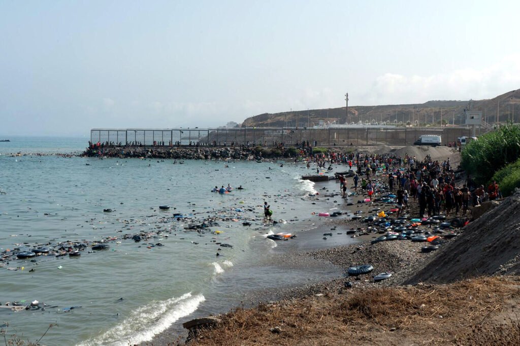 Paso fronterizo de la playa del Tarajal en Ceuta.