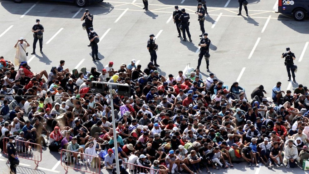 Personas migrantes aguardan en la explanada de Loma Colmenar para poder acceder al nuevo centro provincial instalado en Ceuta este jueves.