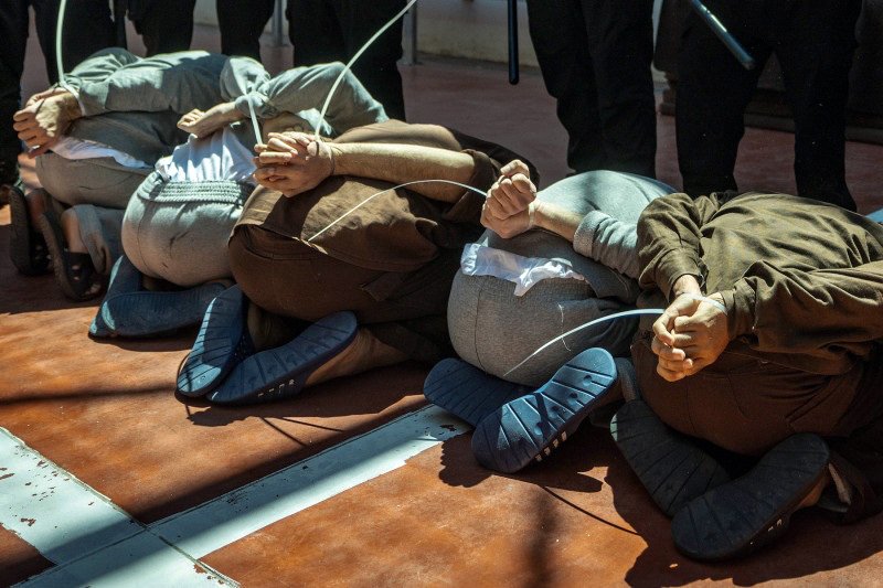 Prisioneros palestinos detenidos en la prisión israelí de Ofer, cerca de Jerusalén, en la Cisjordania ocupada, el 28 de agosto de 2024.