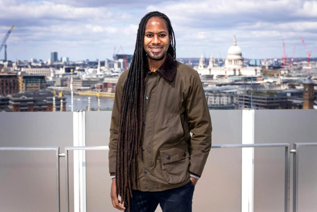 Retrato de prensa oficial distribuido por la Universidad de Cambridge, hecho a principios de 2023, coincidiendo con el anuncio público de su nombramiento como el profesor catedrático negro.