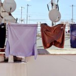 Ropa tendida en una azotea.