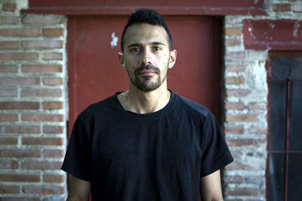 Sebastián posa en el Centro de Día de Realidades, donde participa en un podcast. Fotografía de Elvira Megías.
